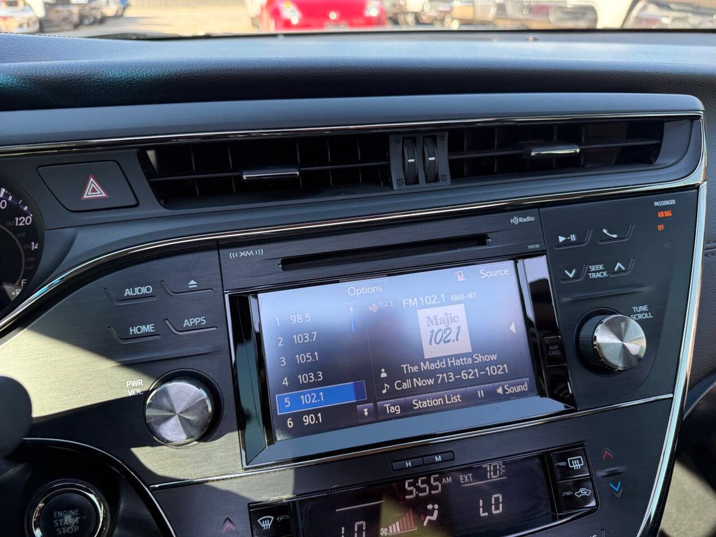 Toyota Avalon Vehicle Full-screen Gallery Image 24