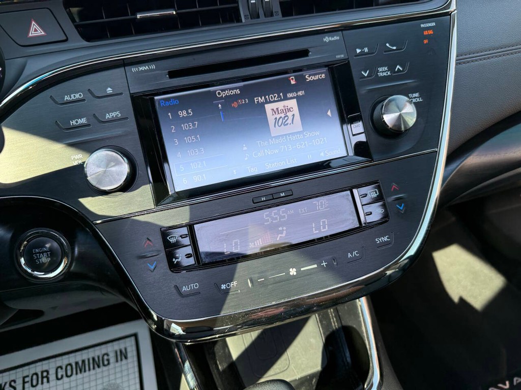 Toyota Avalon Vehicle Full-screen Gallery Image 25