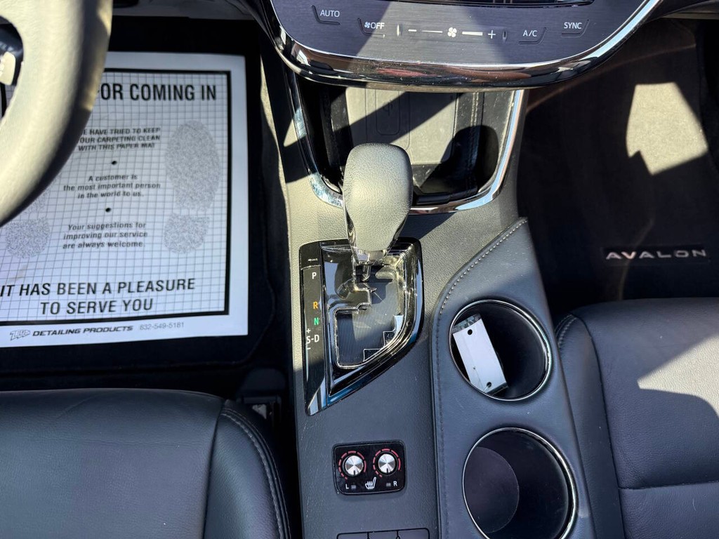 Toyota Avalon Vehicle Full-screen Gallery Image 27