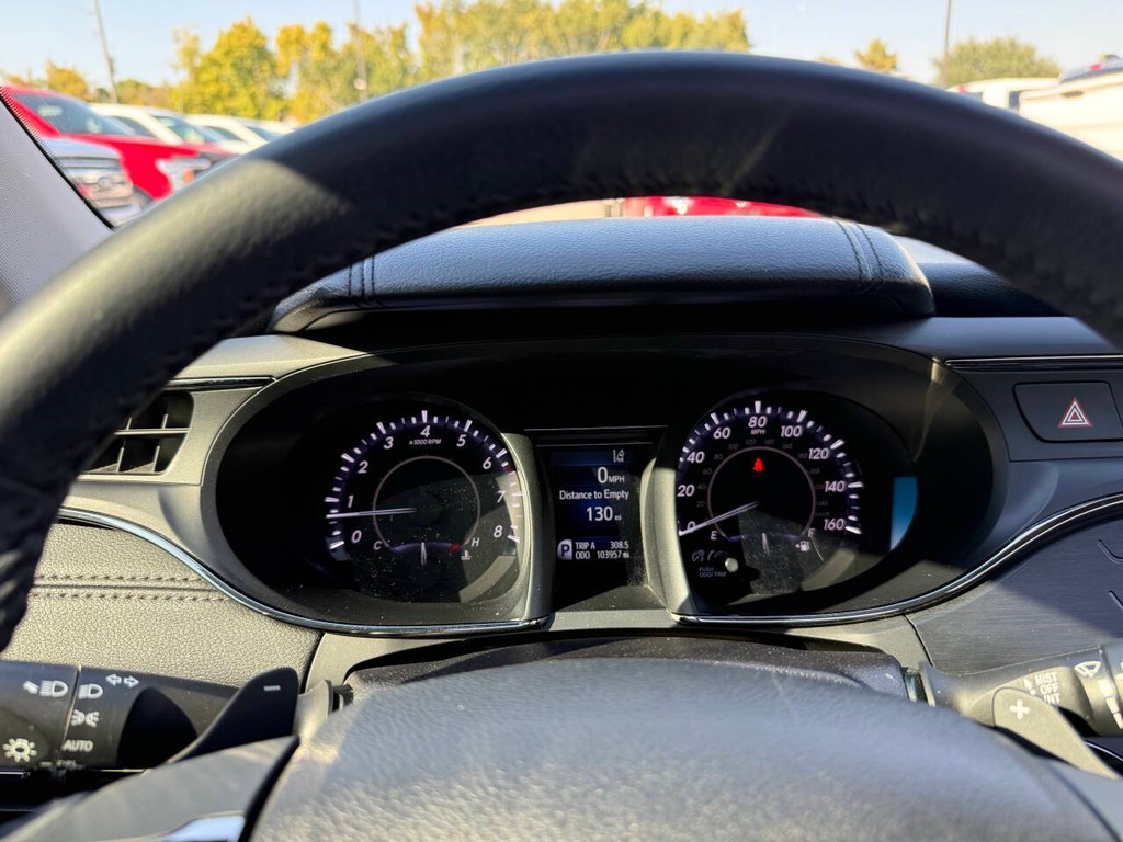 Toyota Avalon Vehicle Full-screen Gallery Image 30