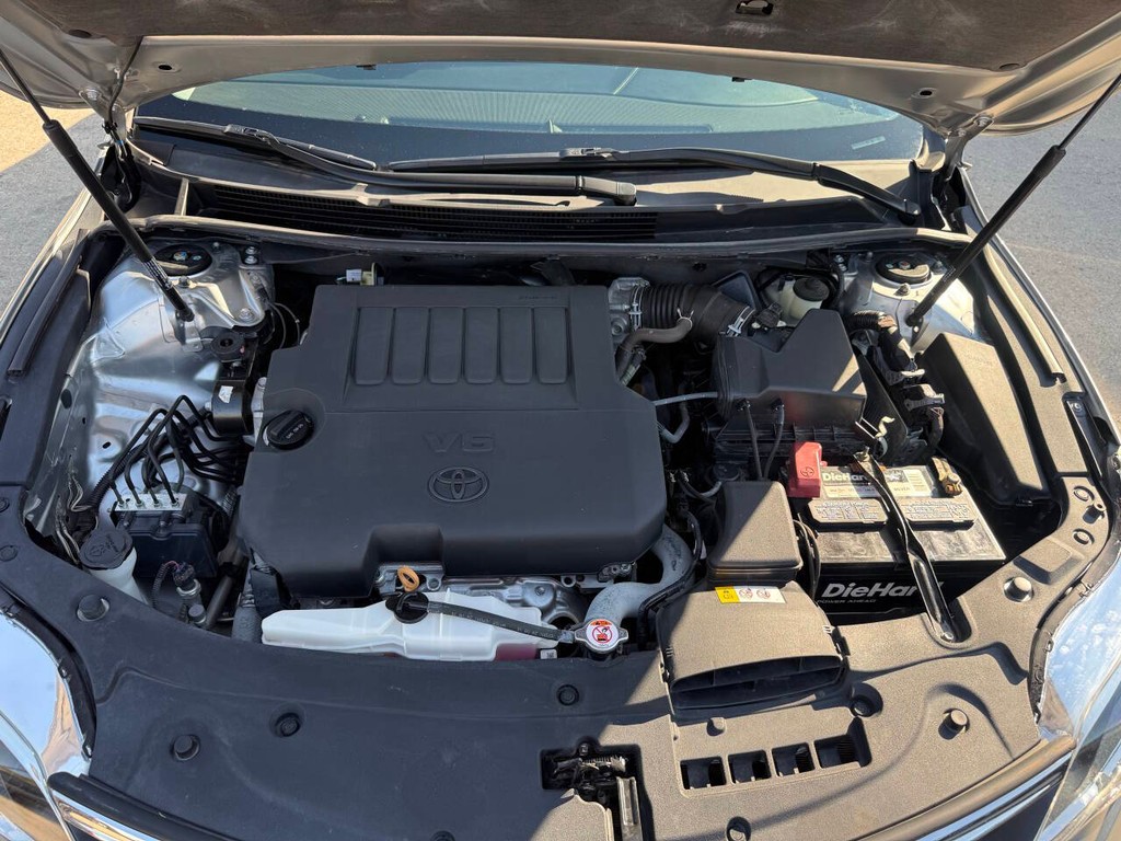 Toyota Avalon Vehicle Full-screen Gallery Image 33