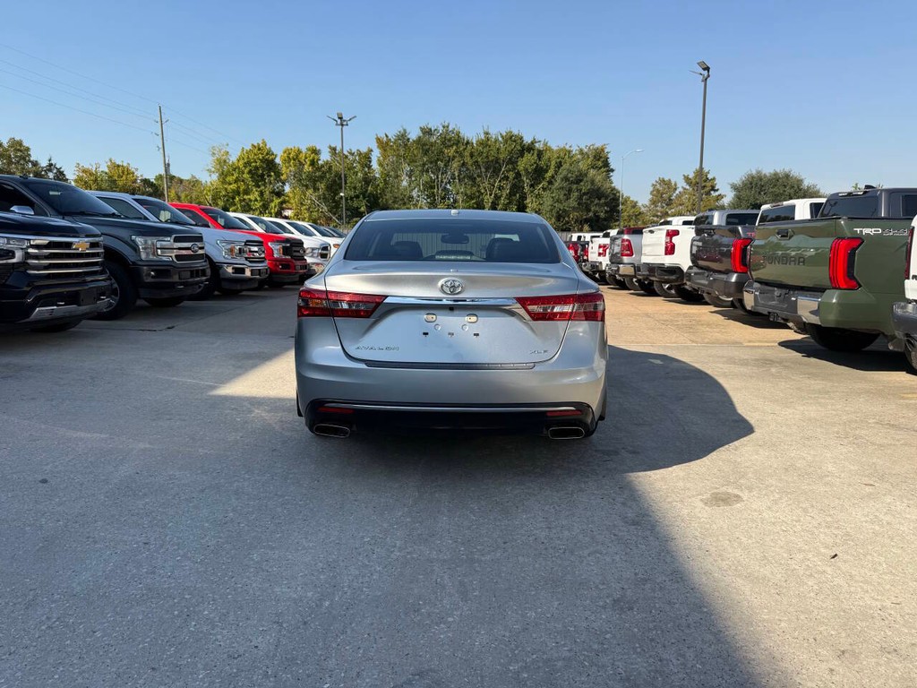 Toyota Avalon Vehicle Full-screen Gallery Image 36