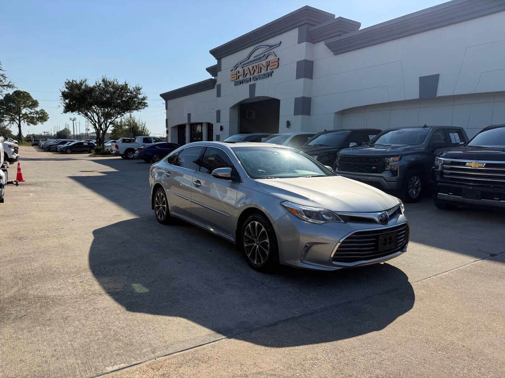 Toyota Avalon Vehicle Full-screen Gallery Image 39