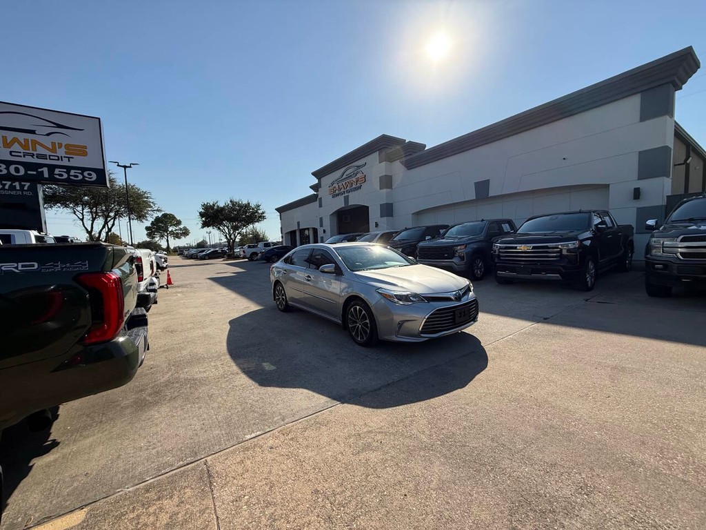 Toyota Avalon Vehicle Full-screen Gallery Image 41
