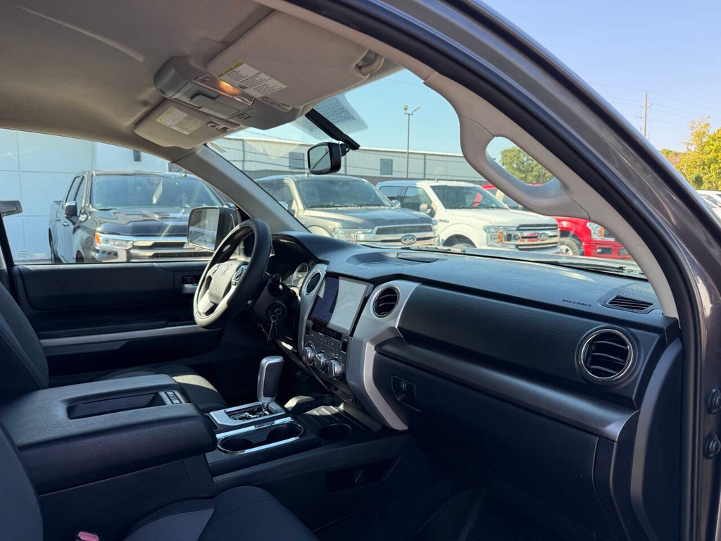 Toyota Tundra 2WD Vehicle Full-screen Gallery Image 09