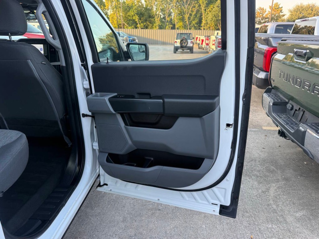 Ford F-150 Vehicle Full-screen Gallery Image 16