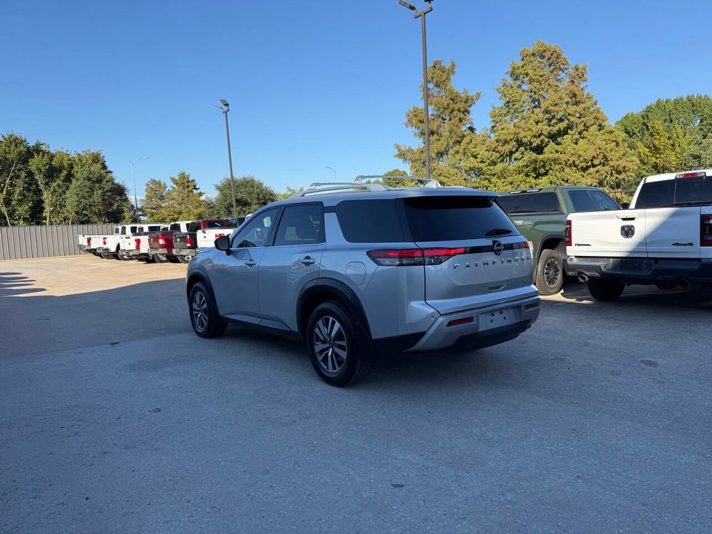 Nissan Pathfinder Vehicle Full-screen Gallery Image 04