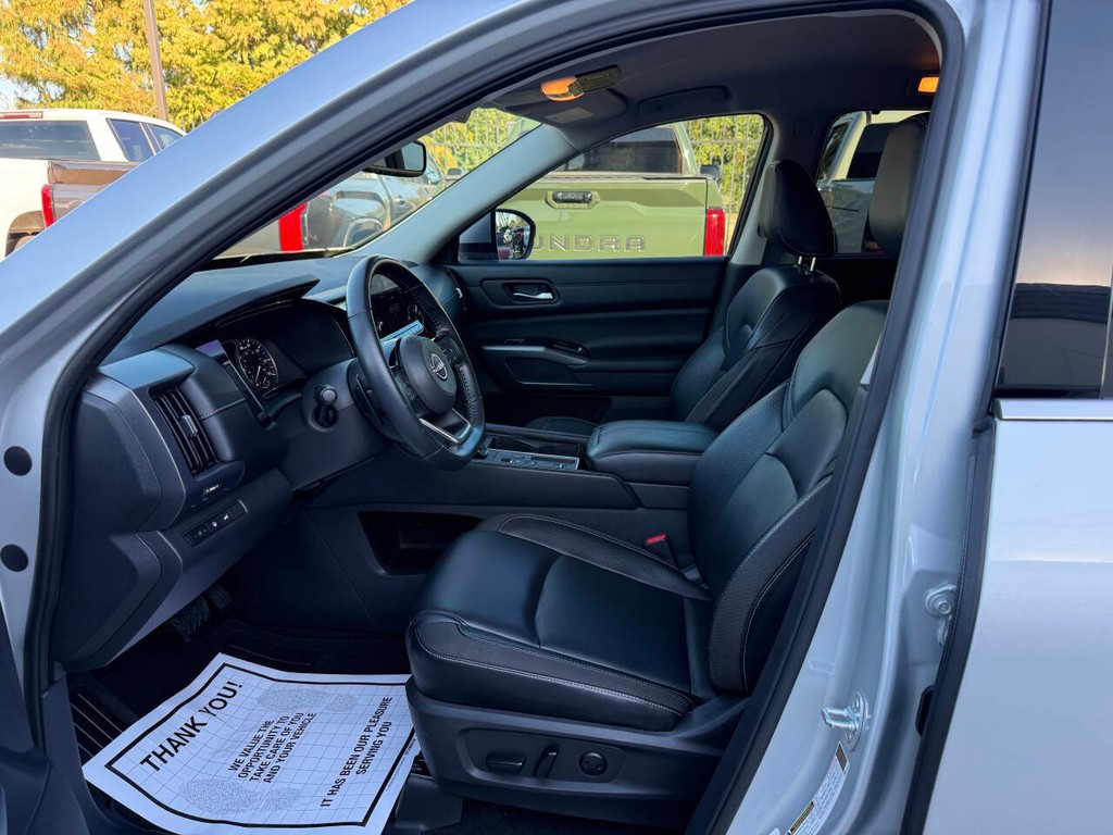 Nissan Pathfinder Vehicle Full-screen Gallery Image 07
