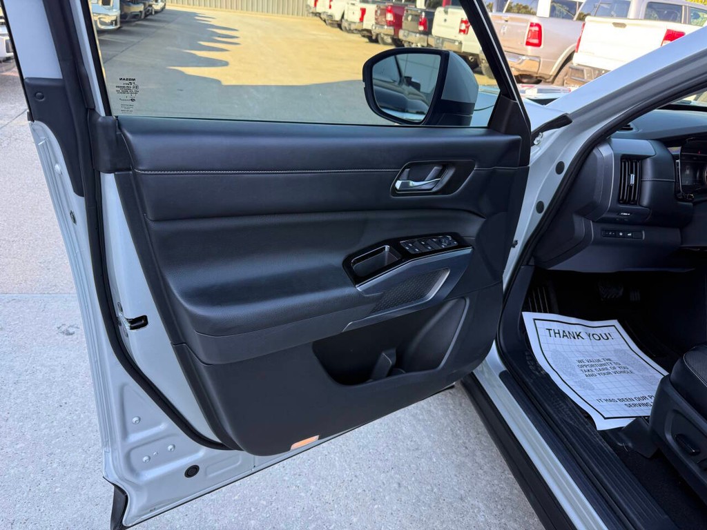 Nissan Pathfinder Vehicle Full-screen Gallery Image 08