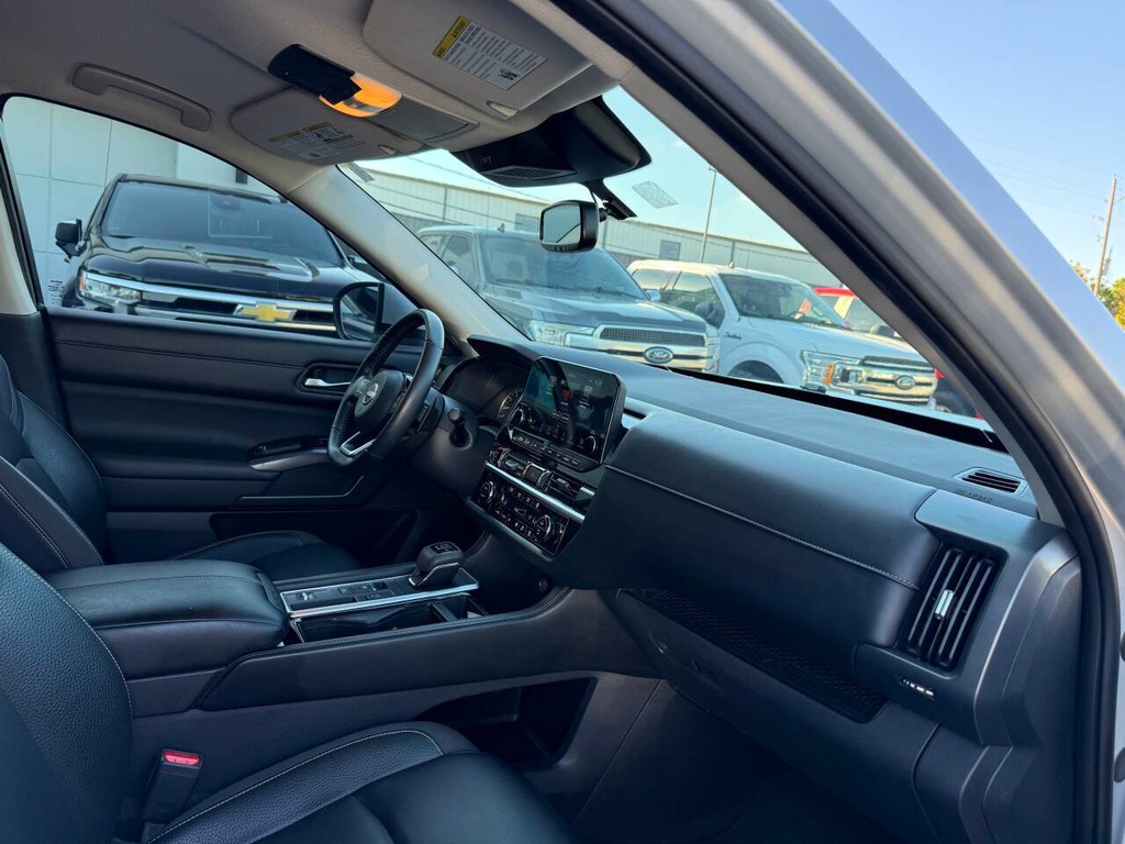 Nissan Pathfinder Vehicle Full-screen Gallery Image 09