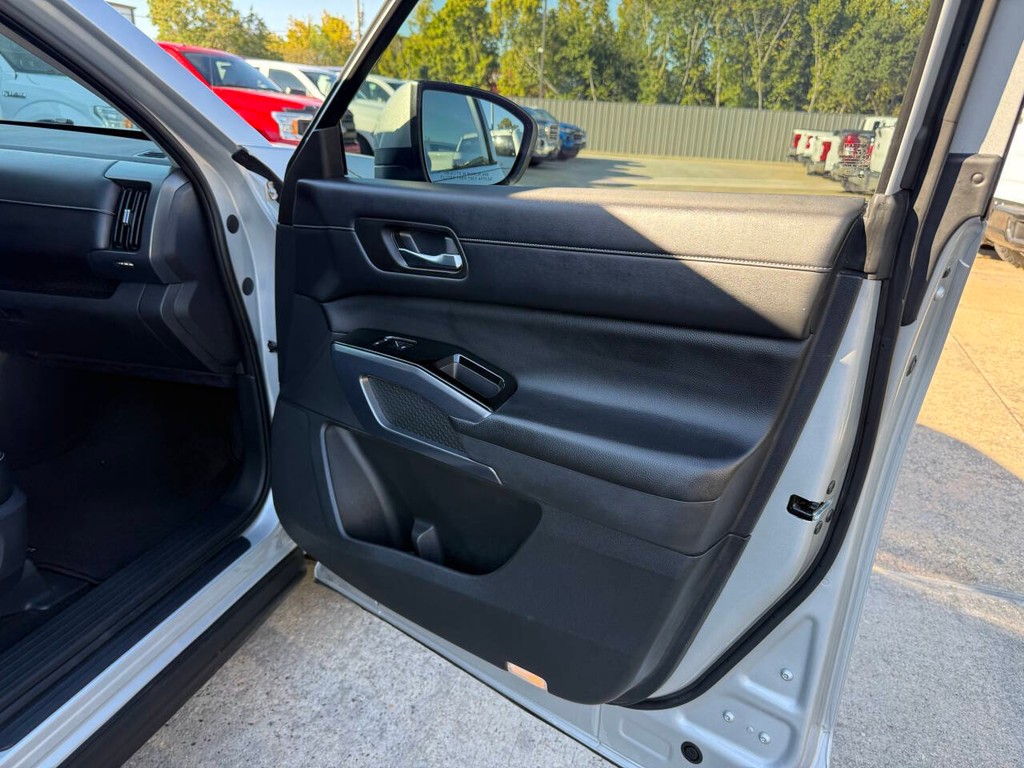 Nissan Pathfinder Vehicle Full-screen Gallery Image 11