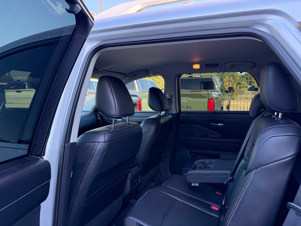 Nissan Pathfinder Vehicle Full-screen Gallery Image 12