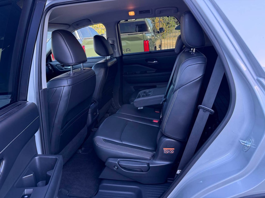 Nissan Pathfinder Vehicle Full-screen Gallery Image 13