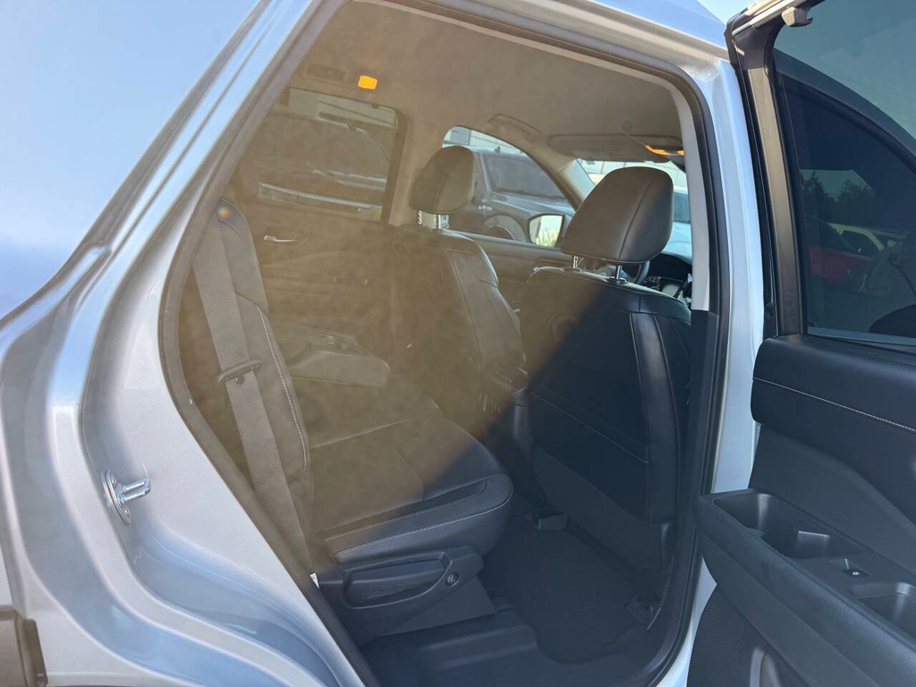 Nissan Pathfinder Vehicle Full-screen Gallery Image 16