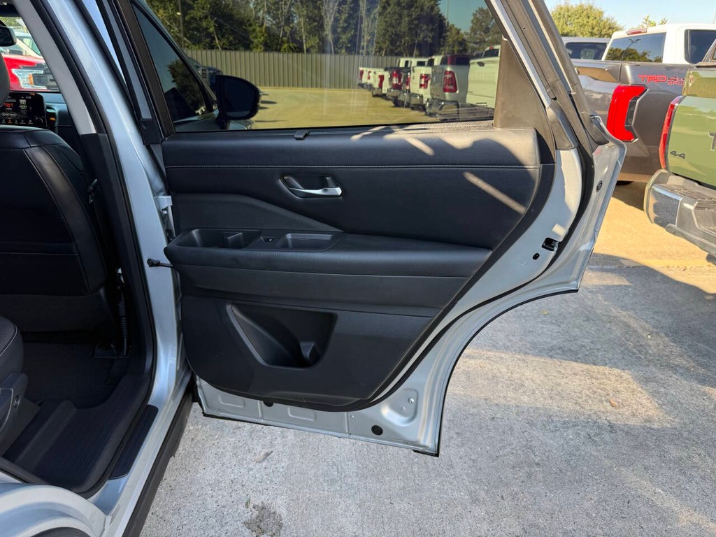 Nissan Pathfinder Vehicle Full-screen Gallery Image 18