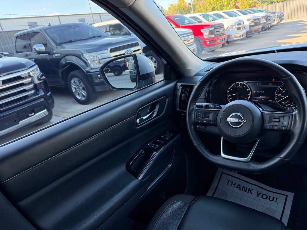 Nissan Pathfinder Vehicle Full-screen Gallery Image 21