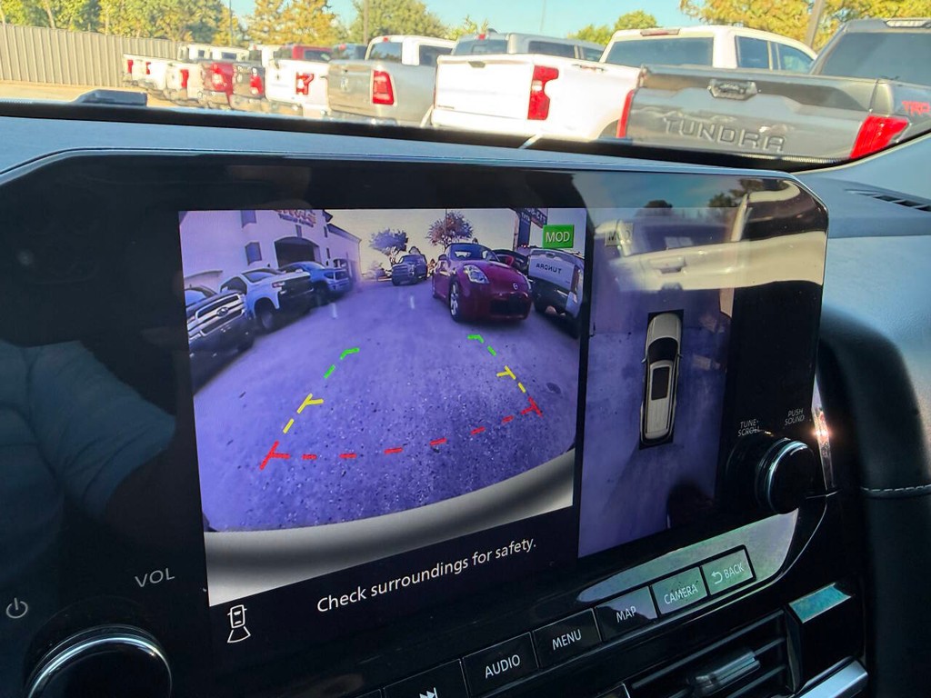 Nissan Pathfinder Vehicle Full-screen Gallery Image 30