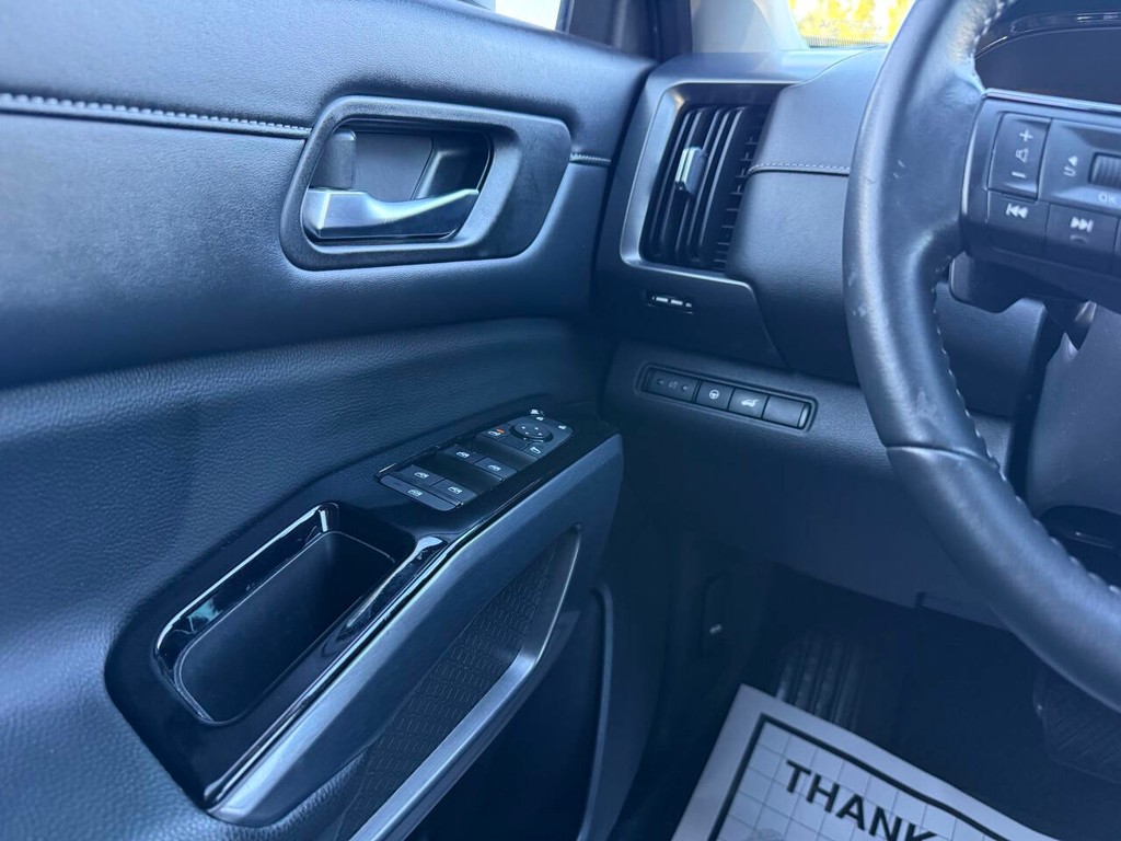 Nissan Pathfinder Vehicle Full-screen Gallery Image 32