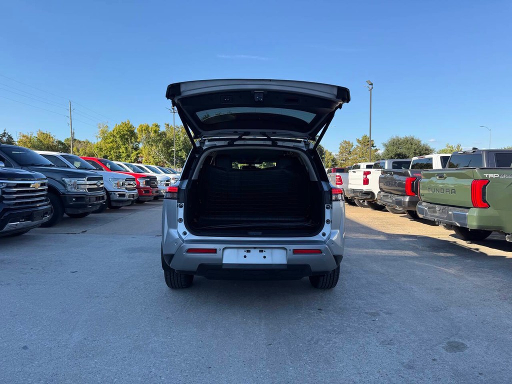 Nissan Pathfinder Vehicle Full-screen Gallery Image 38