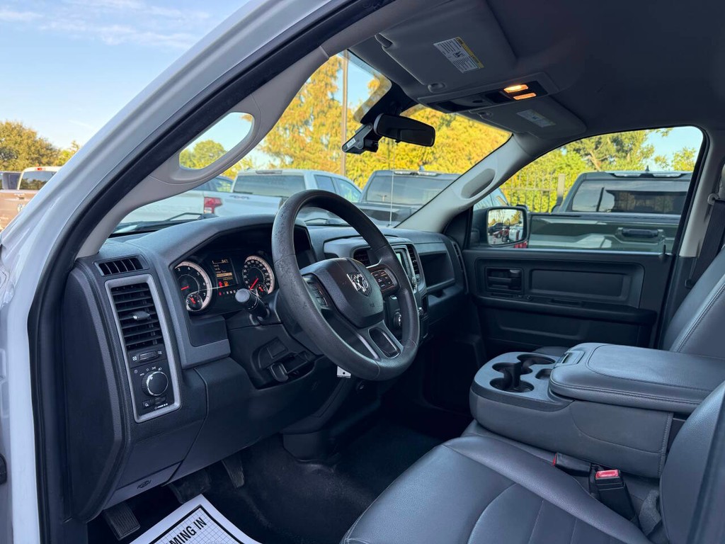 Ram 1500 Classic Vehicle Full-screen Gallery Image 06
