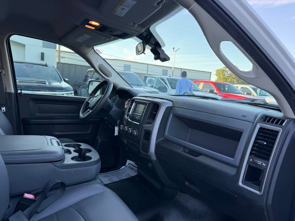 Ram 1500 Classic Vehicle Full-screen Gallery Image 09