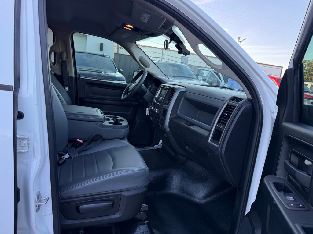 Ram 1500 Classic Vehicle Full-screen Gallery Image 10