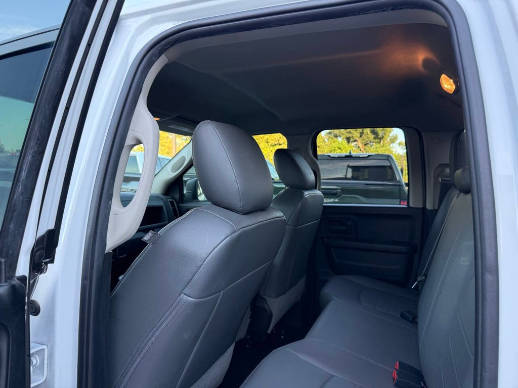 Ram 1500 Classic Vehicle Full-screen Gallery Image 12
