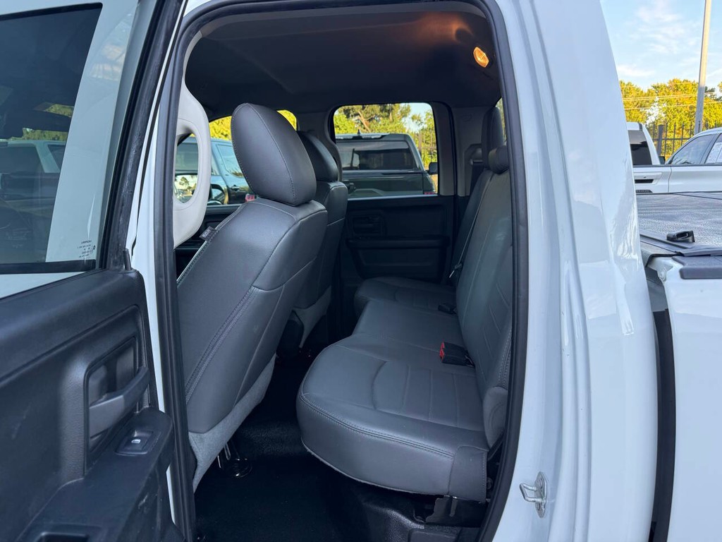 Ram 1500 Classic Vehicle Full-screen Gallery Image 13