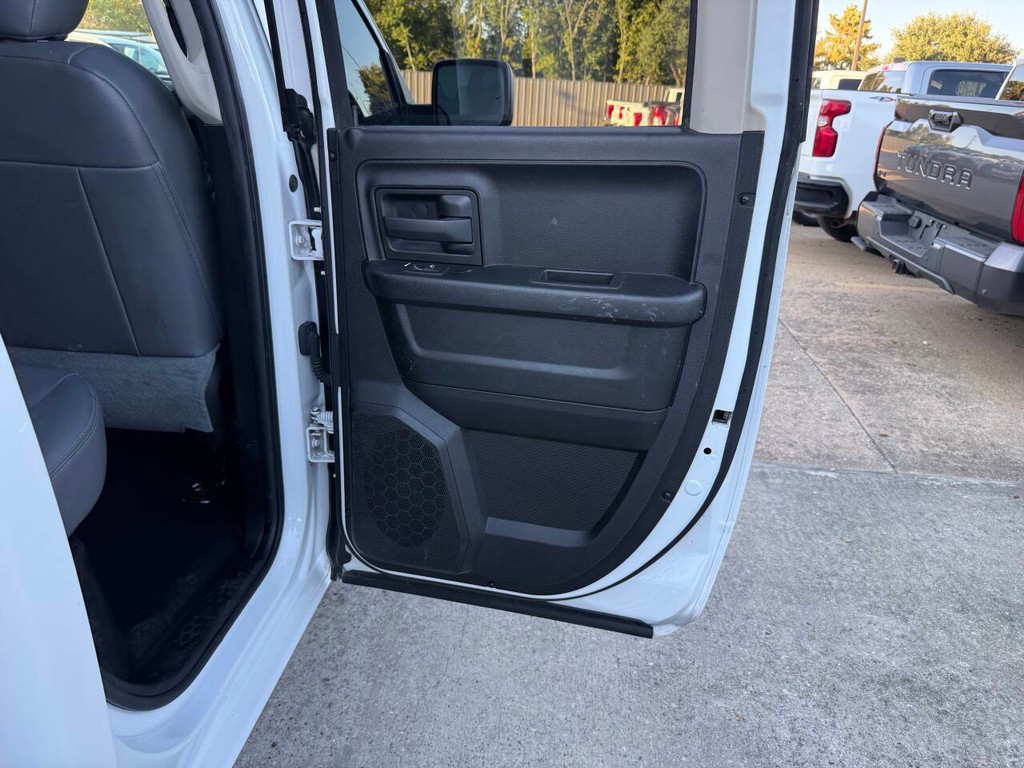 Ram 1500 Classic Vehicle Full-screen Gallery Image 16