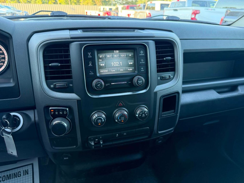 Ram 1500 Classic Vehicle Full-screen Gallery Image 24