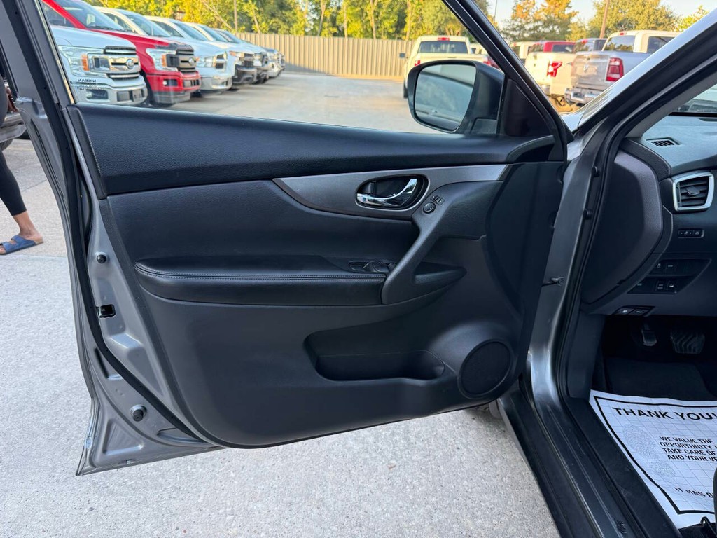 Nissan Rogue Vehicle Full-screen Gallery Image 08