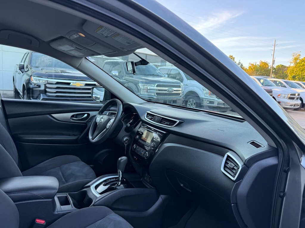 Nissan Rogue Vehicle Full-screen Gallery Image 09