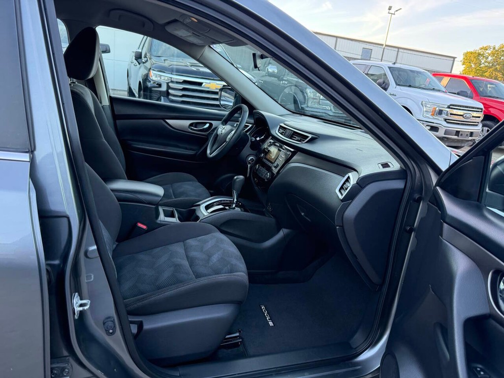 Nissan Rogue Vehicle Full-screen Gallery Image 10