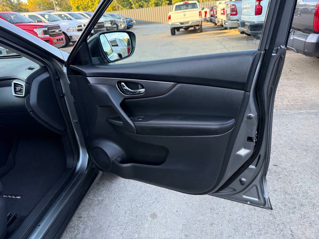 Nissan Rogue Vehicle Full-screen Gallery Image 11