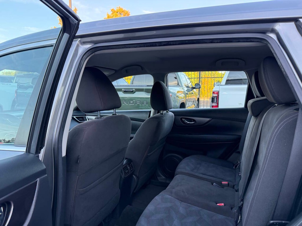 Nissan Rogue Vehicle Full-screen Gallery Image 12