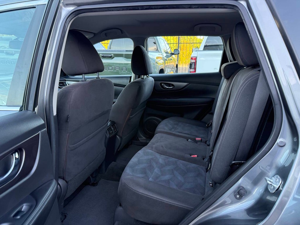 Nissan Rogue Vehicle Full-screen Gallery Image 13