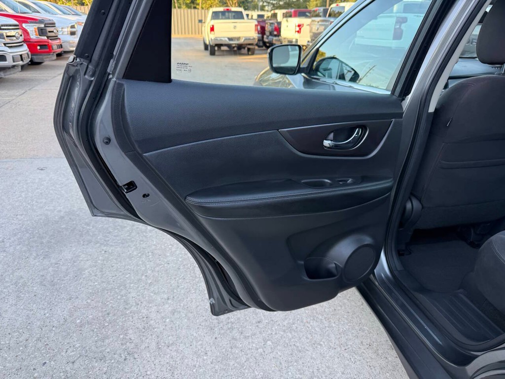 Nissan Rogue Vehicle Full-screen Gallery Image 14