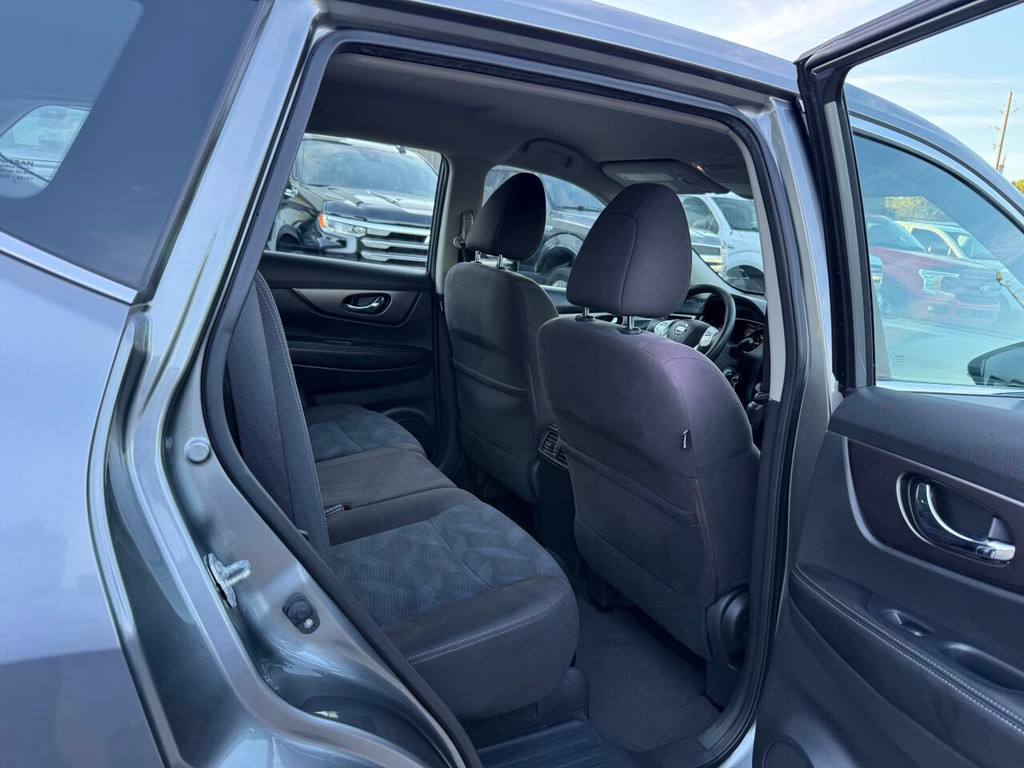 Nissan Rogue Vehicle Full-screen Gallery Image 15