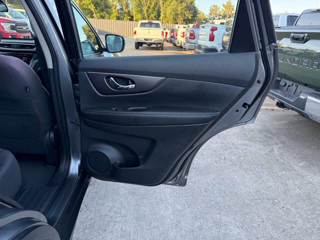 Nissan Rogue Vehicle Full-screen Gallery Image 16
