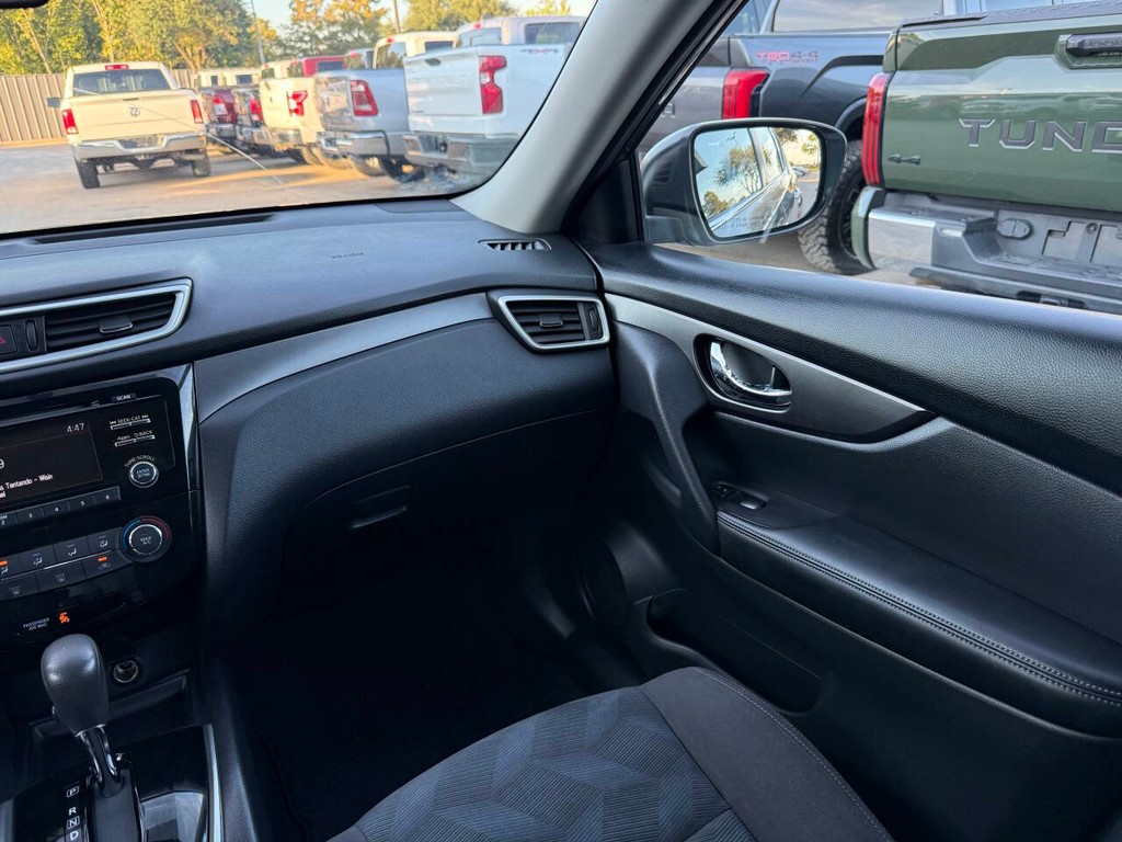 Nissan Rogue Vehicle Full-screen Gallery Image 20
