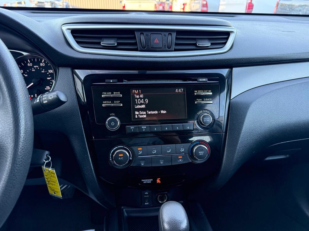 Nissan Rogue Vehicle Full-screen Gallery Image 24
