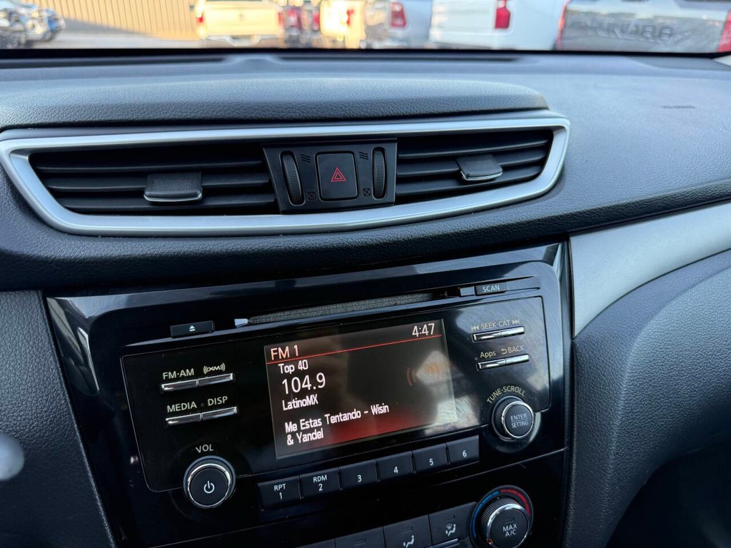 Nissan Rogue Vehicle Full-screen Gallery Image 25