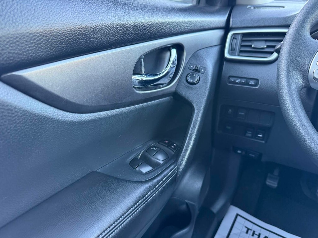 Nissan Rogue Vehicle Full-screen Gallery Image 29