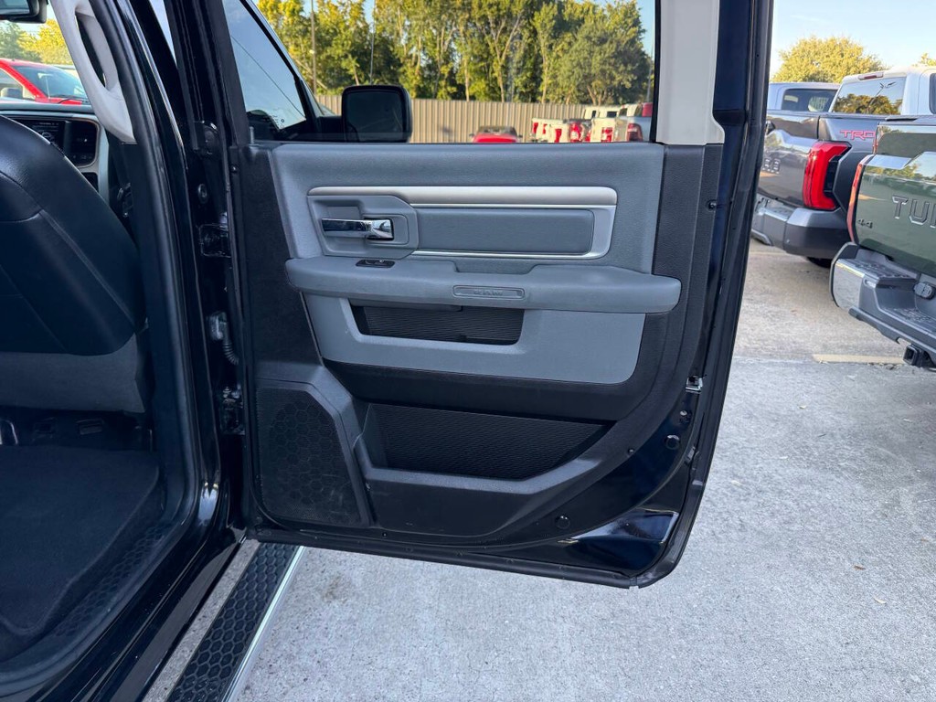 Ram 1500 Vehicle Full-screen Gallery Image 16