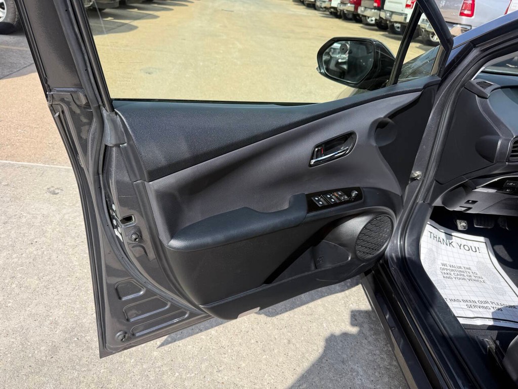 Toyota Prius Vehicle Full-screen Gallery Image 08