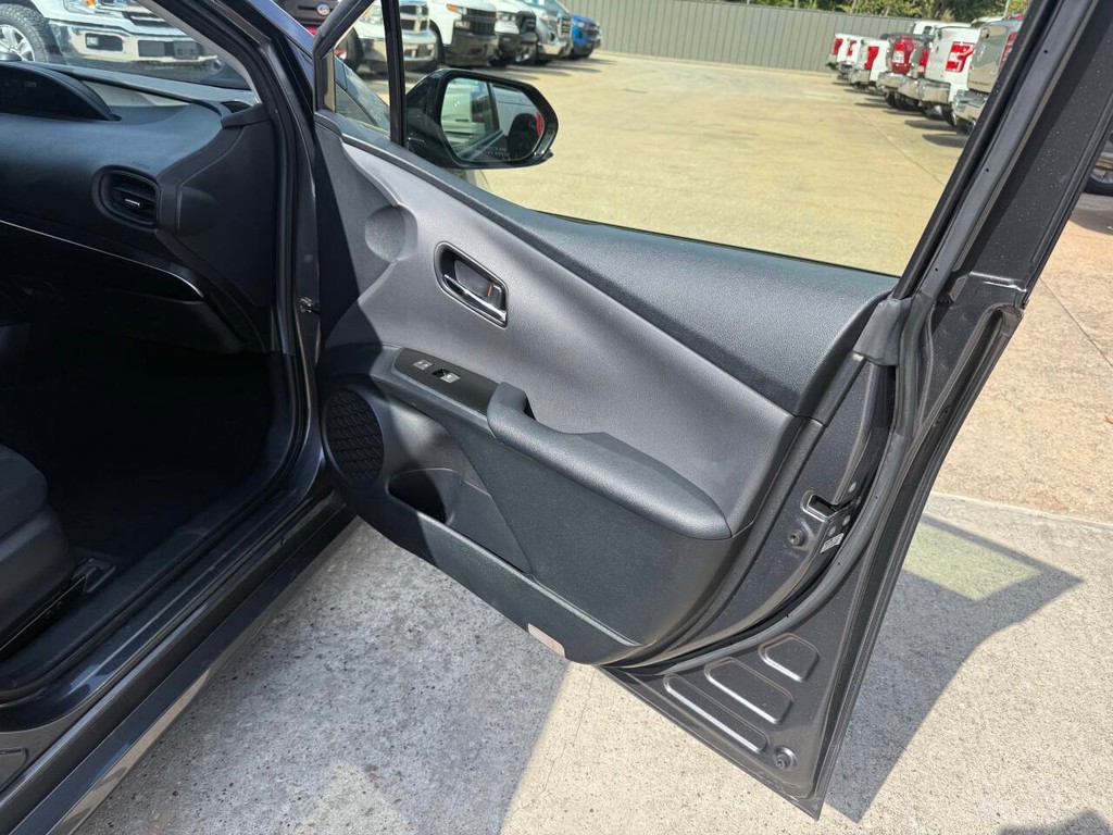 Toyota Prius Vehicle Full-screen Gallery Image 11