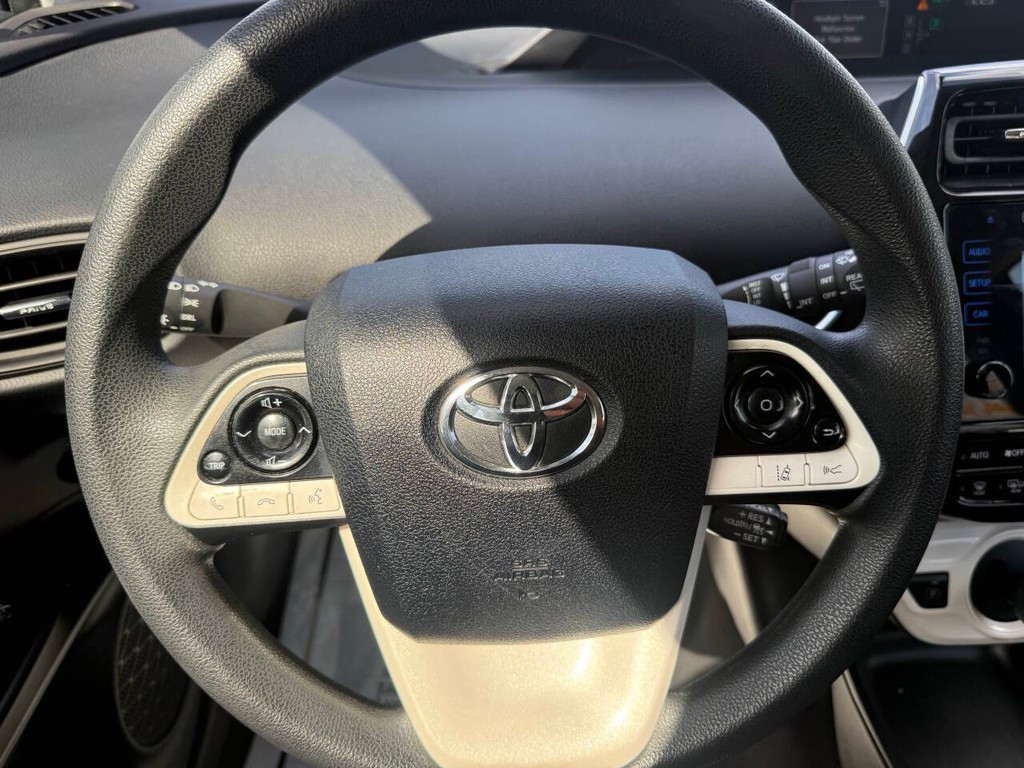 Toyota Prius Vehicle Full-screen Gallery Image 23