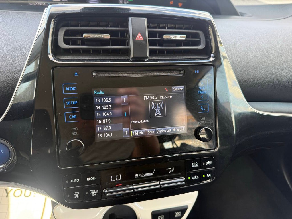 Toyota Prius Vehicle Full-screen Gallery Image 24