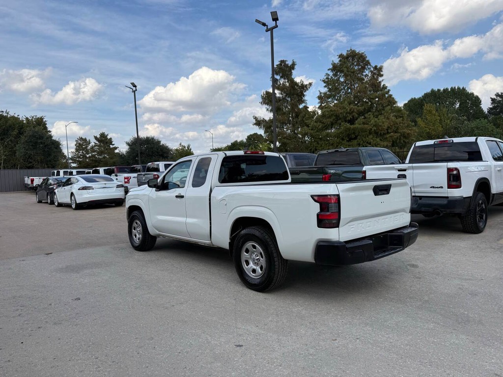 Nissan Frontier Vehicle Full-screen Gallery Image 04