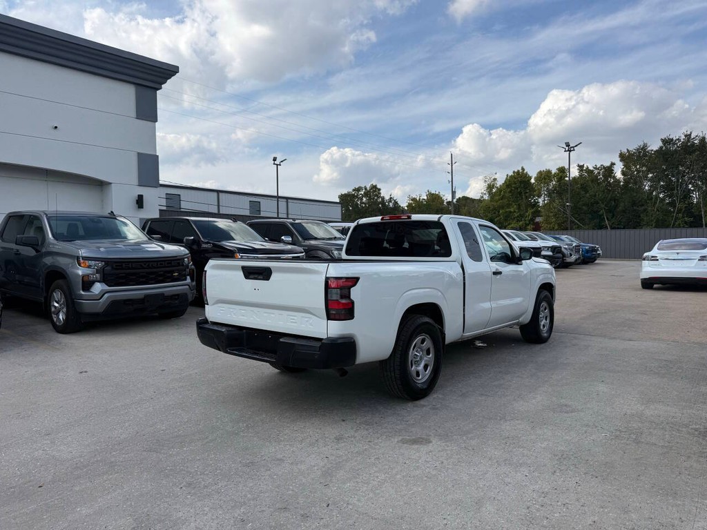 Nissan Frontier Vehicle Full-screen Gallery Image 05